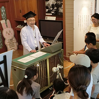 館内自由県学の様子