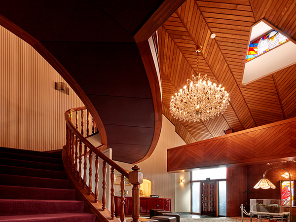 エントランスホールの螺旋階段