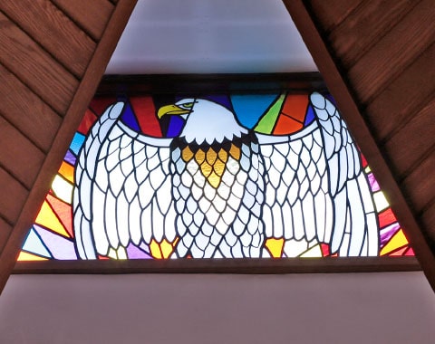 玄関のステンドグラスに描かれた鷲は樫尾俊雄自身を表している。